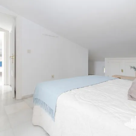 C46 - House With Garden & Pool In Apartment